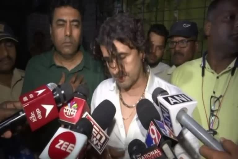 Sonu Nigam  Shiv Sena  Sonu Nigam allegedly beaten  chembur  Shiv Sena Leaders son attacks sonu nigam  ഗായകൻ സോനു നിഗത്തിനു നേരെ ആക്രമണം  Shiv Sena Leaders son  sonu nigam attacked  sonu attacked  sonu nigam attacked by shiv sena MLAs son  മുംബൈ  തത്സമയ സംഗീത പരിപാടിക്കിടെ സംഘർഷം  ശിവസേന നേതാവിൻ്റെ മകൻ മർദ്ദിച്ചതായി പരാതി  ഗായകൻ സോനു നിഗം  Shiv Sena attack  MLAs son