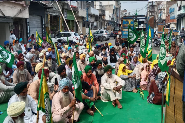 Society embezzlement case: Farmers announced to fight the war, started a march in front of AR office Barnala