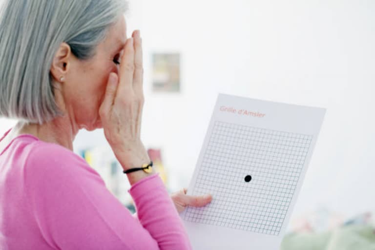 an woman used to Amsler grid