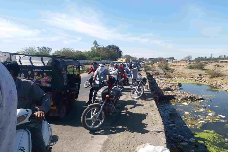 Road Protest: રાજકોટના પાળ ગામના સ્થાનિકોએ રોડ રસ્તા પુલ મામલે નોંધાવ્યો વિરોધ