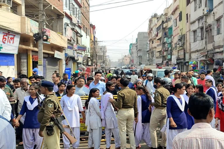 ओबीसी गर्ल्स हाई स्कूल की छात्राओं का प्रदर्शन