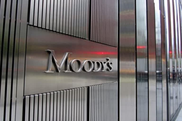 Moodys ratings outlook for oil firms