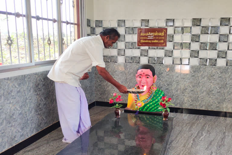 Tamil Nadu farmer idol worships his wife, offers haarti every day