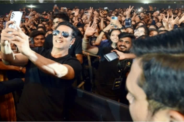 Akki takes 184 selfies in three minutes creates world record