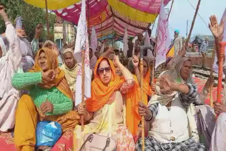 Farmers jammed the railway track in Gurdaspur