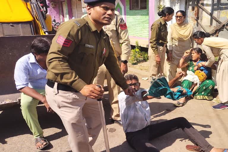 Uproar in front of the encroachment team