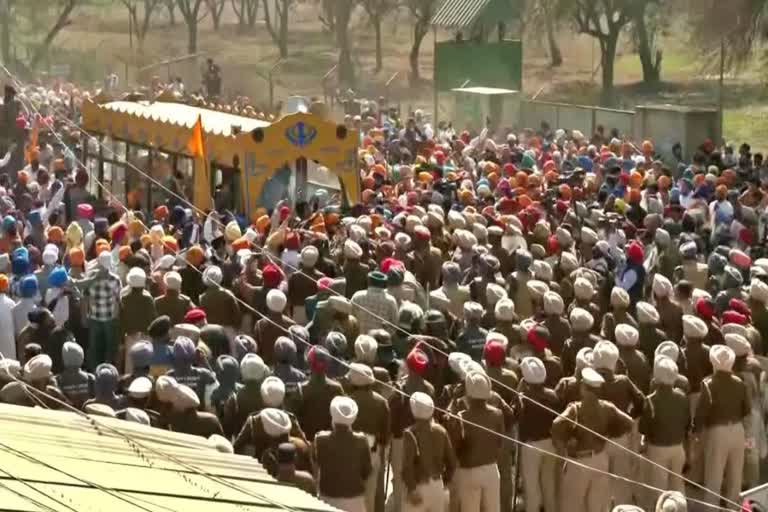 Violent Protest In Amritsar: કટ્ટરપંથી અમૃતપાલના સમર્થકોએ કર્યો હિંસક વિરોધ, પોલીસ સાથે કર્યુ ઘર્ષણ