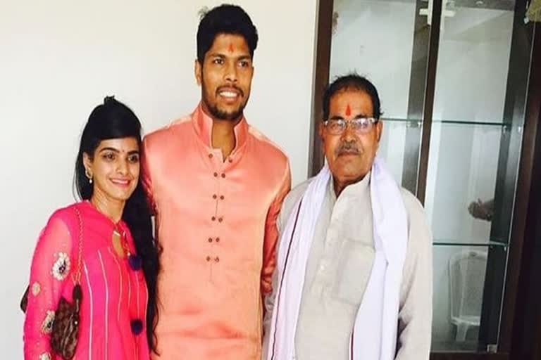 cricketer umesh yadav with father tilak yadav