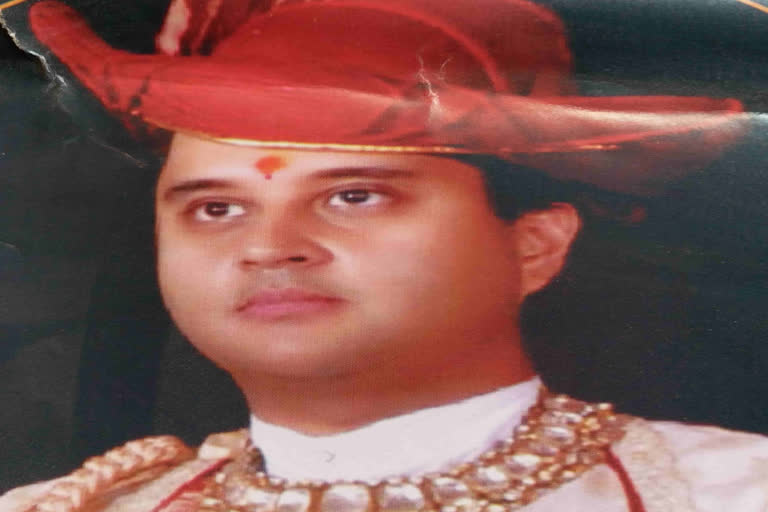 Union min Jyotiraditya Scindia donning royal turban