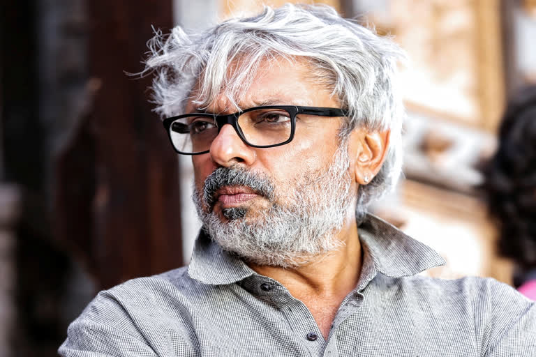The directorial debut of Bhansali was unlike his usual magnum opus blockbusters and was a box office bomb due to its heavy reliance on intimate human emotions. But, over the years, the film has gained a cult following among fans and is considered one of the best musicals of Hindi Cinema. The directorial debut of Bhansali was unlike his usual magnum opus blockbusters and was a box office bomb due to its heavy reliance on intimate human emotions. But, over the years, the film has gained a cult following among fans and is considered one of the best musicals of Hindi Cinema.