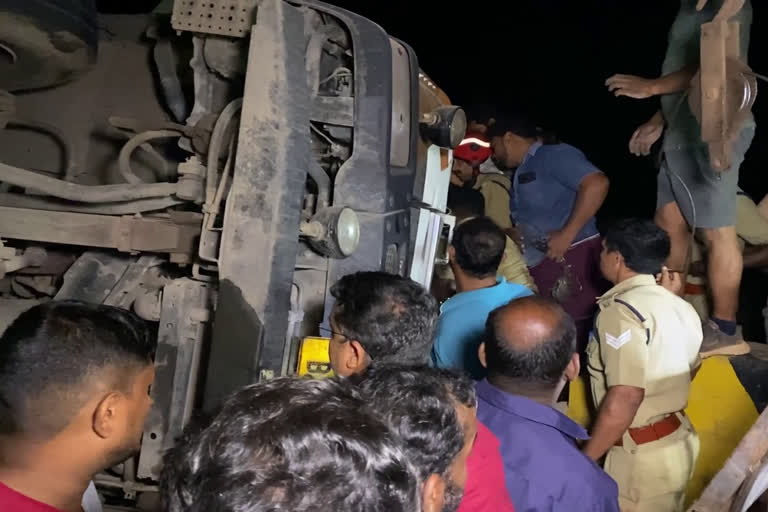 cargo lorry accident  malappuram  lorry accident  malappuram news  accident news  ചരക്ക് ലോറി മറിഞ്ഞു  വട്ടപ്പാറ  വട്ടപ്പാറ വളവ്  കോഴിക്കോട്  ലോറി മറിഞ്ഞ് അപകടം  വട്ടപ്പാറ വളവ്  വളാഞ്ചേരി പൊലീസ്  തമിഴ്‌നാട് സ്വദേശി ശിവബാലന്‍