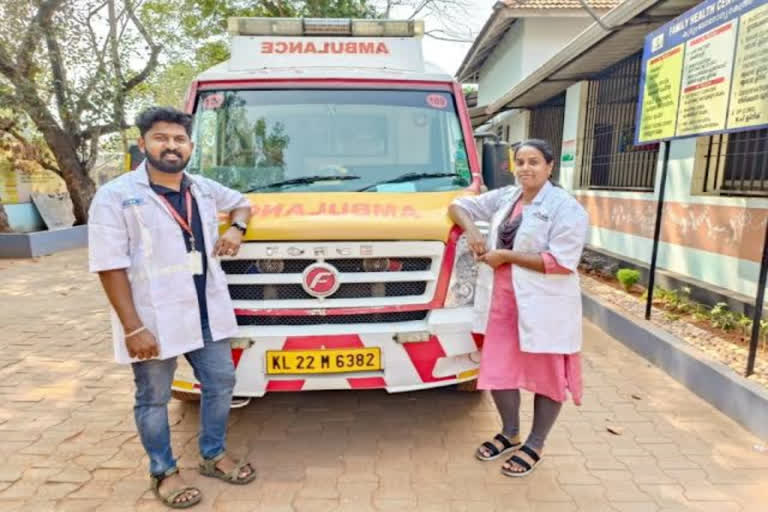 kozhikode  woman gave birth in an ambulance  kozhikode news  kaniv 108 ambulance  ആംബുലന്‍സില്‍ പ്രസവം  കനിവ് 108 ആംബുലന്‍സ്  കുറ്റിക്കാട്ടൂർ  യുവതി ആംബുലൻസിനുള്ളിൽ പ്രസവിച്ചു  യുവതി ആംബുലൻസില്‍ പ്രസവിച്ചു  കുന്നമംഗലം  മെഡിക്കൽ കോളജ്