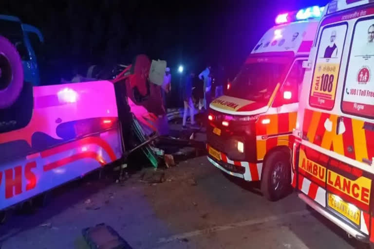 truck hits buses  sidhi truck hits buses  sidhi truck accident  madhyapradesh accident  ട്രക്ക് നിയന്ത്രണം വിട്ട് രണ്ട് ബസുകളിലിടിച്ചു  മധ്യപ്രദേശ്  രേവ  ബസില്‍ നിയന്ത്രണം വിട്ട ട്രക്കിടിച്ചു  മധ്യപ്രദേശ് മുഖ്യമന്ത്രി ശിവരാജ് സിങ് ചൗഹാൻ