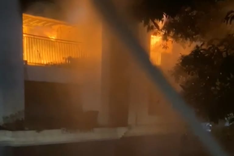 સુરતમાં 13 માળની બિલ્ડીંગમાં આગ લાગી
