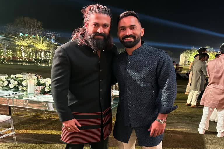 Yash posing with cricketer Dinesh Karthik