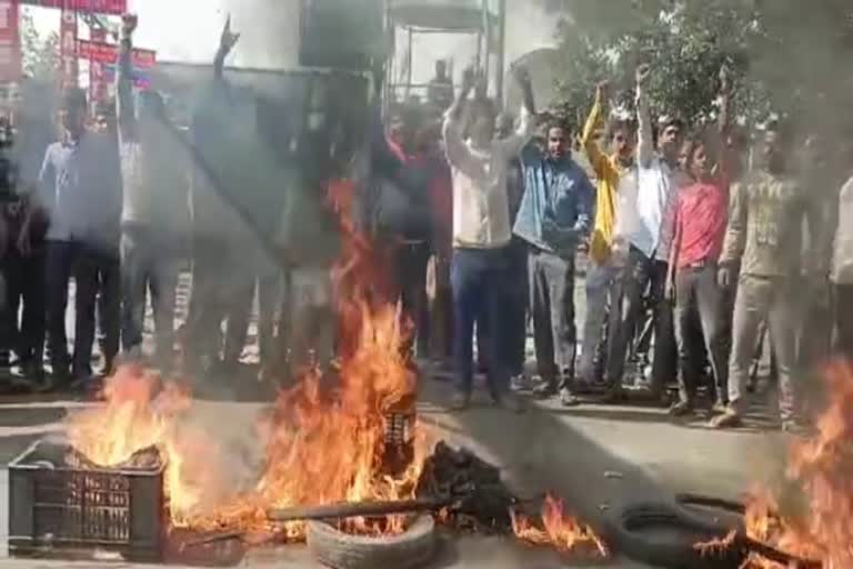 pavement shopkeepers protest against railway to remove encroachment in Dhanbad