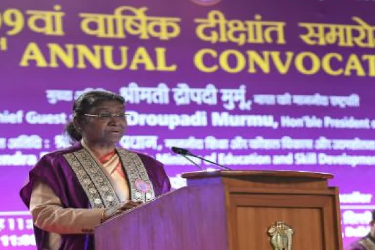 president addresses DU convocation