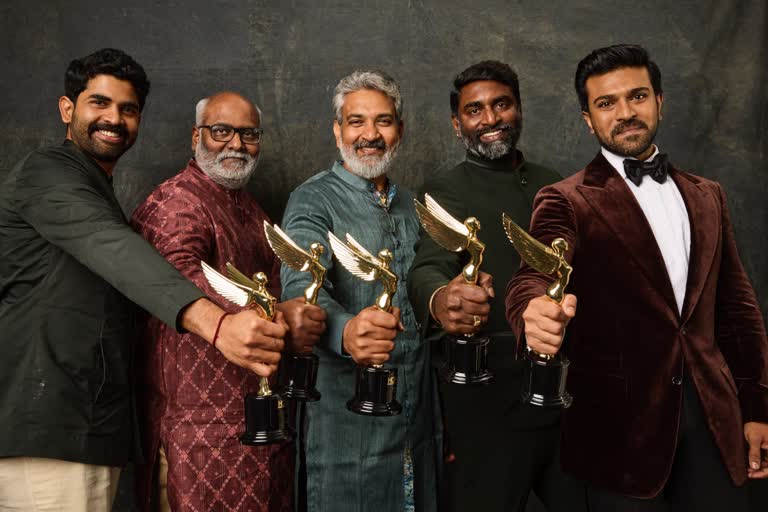 RRR won three awards at HCA Film Awards  Rajamouli and Ram Charan accepted the award  Ram Charan says he did not expect to come up stage  Rajamouli dedicating the award  After HCA Fans now hoping for an Oscar  All about RRR  സംവിധായകര്‍ക്ക് പുരസ്‌കാരം സമര്‍പ്പിച്ച് രാജമൗലി  പുരസ്‌കാരം സമര്‍പ്പിച്ച് രാജമൗലി  രാജമൗലി  രാം ചരണും അവാര്‍ഡ് നേടിയതിന്‍റെ സന്തോഷം  രാം ചരണ്‍