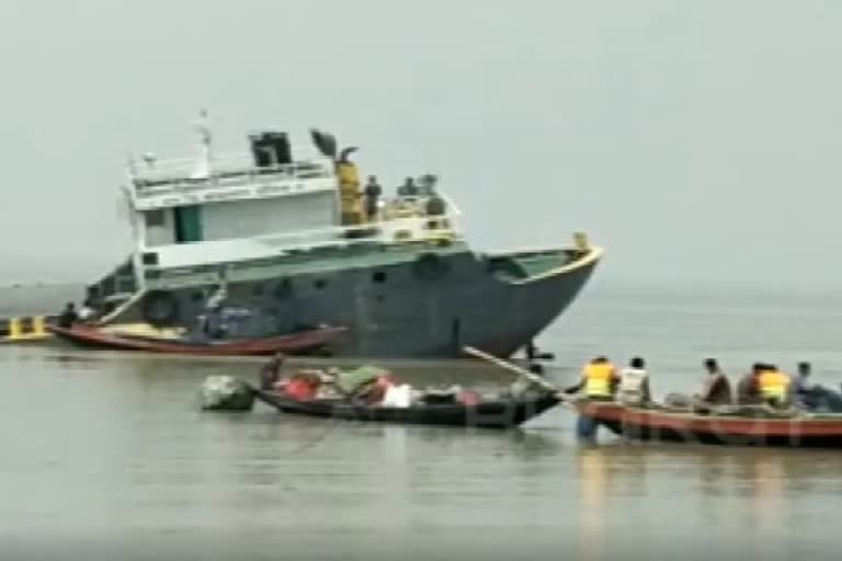 bangladeshi vessel collide  vessel collide with another vessel  bangladeshi vessel drawned  Bangladeshi vessel capsizes in Hooghly river  Bangladesh bound cargo  Khidderpore port  MV Rafsan Habib  Indian Coast Guard  boat accident in west bengal  latest news in west bengal  latest news today  കനത്ത മൂടല്‍മഞ്ഞ്ട  ബംഗ്ലാദേശി ചരക്ക് കപ്പല്‍ മുങ്ങി  എതിരെ വന്ന കപ്പലുമായി കൂട്ടിയിടിച്ച്  ഖിദേര്‍പോര്‍ തുറമുഖത്ത്  എംവി റഫ്‌സന്‍ ഹബീബ്  കപ്പല്‍ മുങ്ങി അപകടം  ഇന്ത്യന്‍ കോസ്‌റ്റ് ഗാര്‍ഡ്  പശ്ചിമ ബംഗാള്‍ ഏറ്റവും പുതിയ വാര്‍ത്ത  ഇന്നത്തെ പ്രധാന വാര്‍ത്ത  ഏറ്റവും പുതിയ അന്തര്‍ദേശീയ വാര്‍ത്ത