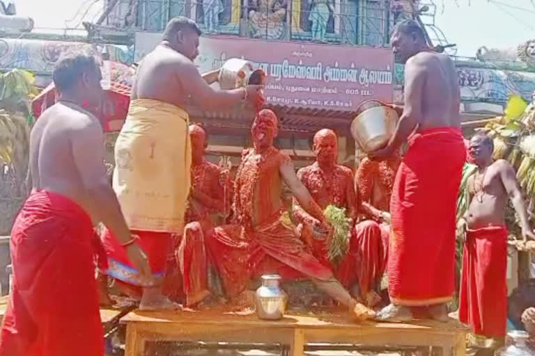 Etv Bharat அங்காளம்மன் கோயிலில் பக்தர்களுக்கு மிளகாய் பொடி அபிஷேகம்