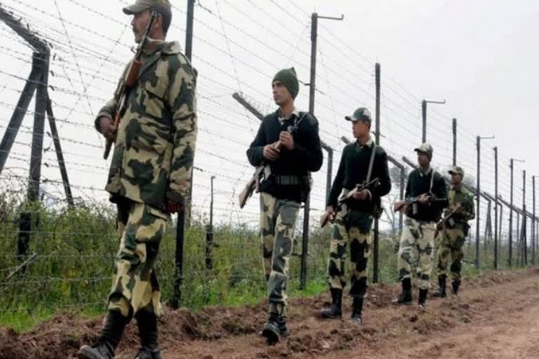 Bangladeshi villagers attack BSF jawans  Bangladeshi villagers  BSF jawans  BSF jawans attacked by Bangladeshi villagers  BSF  Bangladesh  ബിഎസ്എഫ്  ബിഎസ്എഫ് ജവാന്മാരെ ആക്രമിച്ചു  ബംഗ്ലാദേശി ഗ്രാമീണർ  ബംഗ്ലാദേശ്  ബംഗ്ലാദേശി കർഷകർ  ഇന്ത്യൻ കർഷകർ  ബംഗ്ലാദേശ് ഇന്ത്യ  india Bangladesh  ബിഎസ്എഫ് ജവാന്മാരെ ബംഗ്ലാദേശി ഗ്രാമീണർ ആക്രമിച്ചു  ബംഗാൾ അതിർത്തി