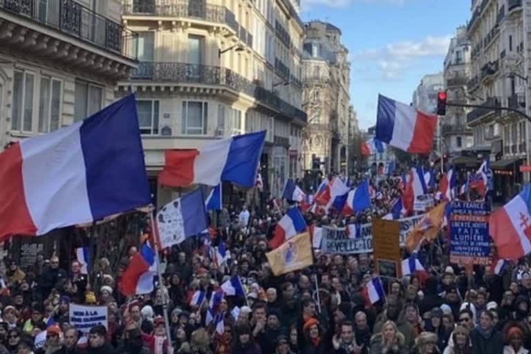 یوکرین کو ہتھیاروں کی فراہمی کے خلاف پیرس میں ہزاروں افراد نے مارچ نکالا