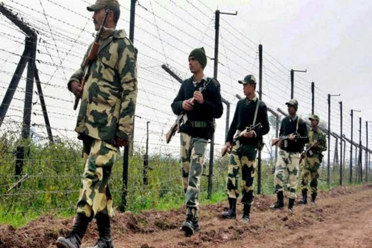 Bangladeshi villagers attack BSF jawans  two seriously injured  BSF jawans injured  BSF jawans weapons snatch  ಭಾರತ ಬಾಂಗ್ಲಾದೇಶ ಗಡಿಯಲ್ಲಿ ಯೋಧರ ಮೇಲೆ ದಾಳಿ  ದುಷ್ಕರ್ಮಿಗಳು ಯೋಧರ ಮೇಲೆ ದಾಳಿ  ಶಸ್ತ್ರಸ್ತ್ರಾಗಳನ್ನು ಕದ್ದು ಪರಾರಿ  ಬಾಂಗ್ಲಾದೇಶದ ಗ್ರಾಮಸ್ಥರು ಮತ್ತು ದುಷ್ಕರ್ಮಿಗಳು  ಭಾರತ ಮತ್ತು ಬಾಂಗ್ಲಾದೇಶ ಅಂತಾರಾಷ್ಟ್ರೀಯ ಗಡಿ  ಬಿಎಸ್ಎಫ್ ಯೋಧರ ಮೇಲೆ ದಾಳಿ