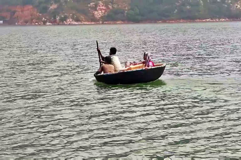 boat sinks off Andhra  killing six of people  boat sinks off Andhra killing six of people  Boat overturns in Ratnagiri pond  ಕೊಳದ ಮಧ್ಯೆ ಪಲ್ಟಿಯಾದ ಬೋಟ್​ ನಾಲ್ಕು ಜನ ನಾಪತ್ತೆ  ಇಬ್ಬರ ದೇಹ ಪತ್ತೆ  ಈಜಿ ದಡ ಸೇರಿದ ನಾಲ್ವರು  ಸಚಿವ ಕಾಕಣಿ ಗೋವರ್ಧನ್ ರೆಡ್ಡಿ  ತೊಡೇರು ಎಂಬಲ್ಲಿ ದುರಂತ  ಆರು ಜನ ನೀರುಪಾಲಾಗಿರುವುದು ಬೆಳಕಿಗೆ  ದೋಣಿಯಲ್ಲಿ ವಿಹಾರಕ್ಕೆ ಹೋದ ಗೆಳೆಯರ  ನಿಯಂತ್ರಣ ತಪ್ಪಿ ಬೋಟ್ ಪಲ್ಟಿ  ಅವಘಡದಲ್ಲಿ ಆರು ಯುವಕರು ನಾಪತ್ತೆ  ಹತ್ತು ಯುವಕರು ಭಾನುವಾರ ಸಂಜೆ ಮೋಜು  ಮೀನುಗಳಿಗೆ ಆಹಾರ ನೀಡುವುದಕ್ಕಾಗಿ ದೋಣಿಯಲ್ಲಿ ವಿಹಾರ  ದೇಹಗಳು ಇನ್ನು ಪತ್ತೆಯಾಗಿಲ್ಲ