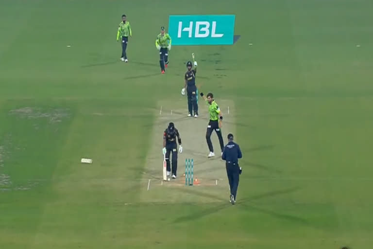 Shaheen Afridi broke Mohammad Haris s bat  Shaheen Afridi  Mohammad Haris  psl  പാകിസ്ഥാൻ സൂപ്പർ ലീഗ്  ലാഹോർ ഖലന്ദർസ്  പെഷവാർ സാൽമി  lahore qalandars  peshawar zalmi  ഷഹീൻ ഷാ അഫ്രീദി  മുഹമ്മദ് ഹാരിസ്  ബാബര്‍ അസം  Babar Assam