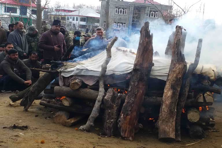 Local Muslims turned up in large numbers for the slain Kashmiri Pandit's cremation to uphold the age old communal harmony.