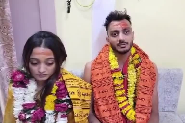 Axar Patel  Axar Patel And Wife Meha Visit Mahakal Temple  Axar Patel Visit Mahakal Temple  Meha  Mahakal Temple  K L Rahul  Athiya Shetty  അക്‌സർ പട്ടേല്‍ മഹാകാലേശ്വര ക്ഷേത്രത്തില്‍  അക്‌സർ പട്ടേല്‍  മഹാകാലേശ്വര ക്ഷേത്രം ഉജ്ജയിന്‍  മേഹ പട്ടേല്‍  കെഎല്‍ രാഹുല്‍  ആതിയ ഷെട്ടി