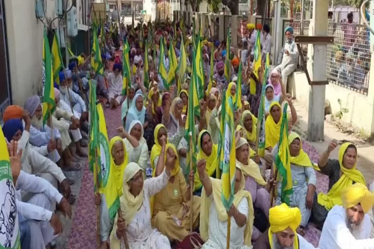 Farmers who are fed up with the power supply of farms in Barnala surrounded the office of Powercom