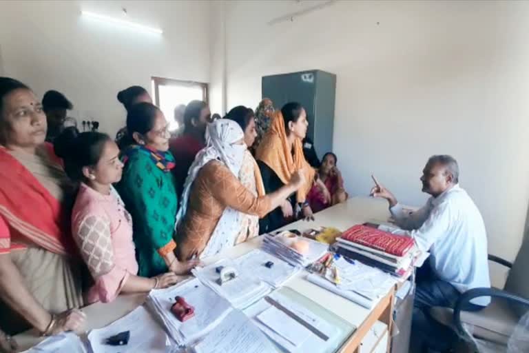 Women Protest: હર ઘર જલની વાત કરતી સરકારની ખૂલી ગઈ પોલ, ધોરાજીમાં ભરઉનાળે પાણીની સમસ્યા થતાં મહિલાઓ બની રણચંડી