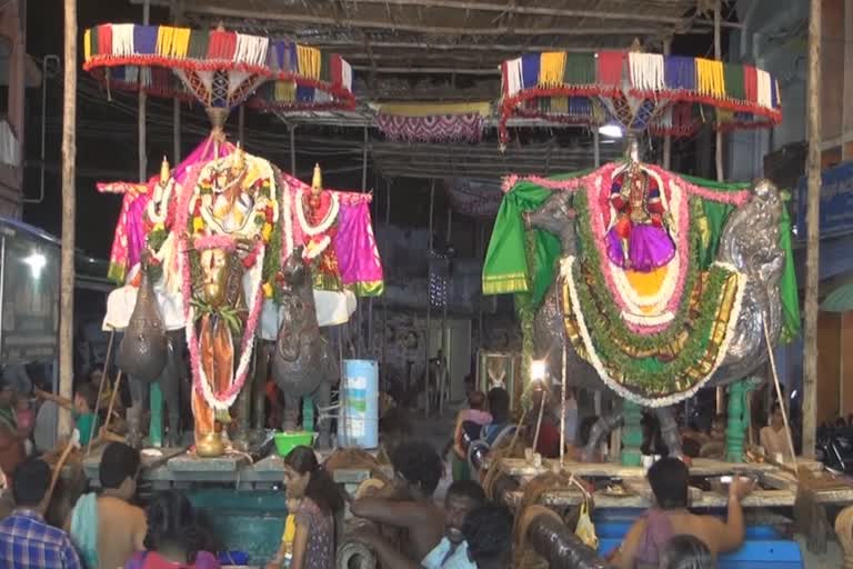 தங்கமுத்துகிடா வாகனத்தில் எழுந்தருளிய திருச்செந்தூர் முருகன்!