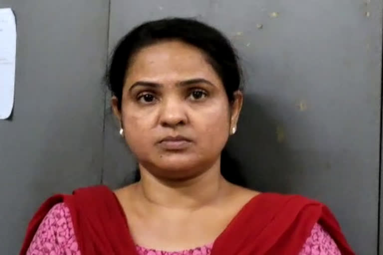 LSD stamp drug selling  drug selling under the guise of beauty parlour  woman arrested for drug selling  ബ്യൂട്ടിപാർലറിന്‍റെ മറവിൽ മയക്കുമരുന്ന് വിൽപന  തൃശൂരിൽ എൽഎസ്‌ഡി സ്റ്റാമ്പുകളുമായി യുവതി അറസ്റ്റിൽ  എൽഎസ്‌ഡി സ്റ്റാമ്പുകള്‍  തൃശൂർ ചാലക്കുടി മയക്കുമരുന്ന് വിൽപന  Thrissur Chalakudy Drug Sales