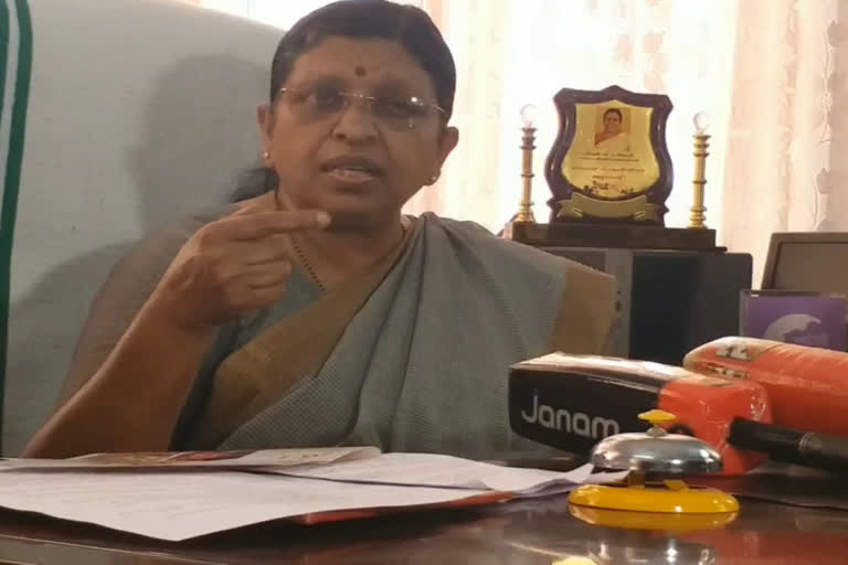 P Sathidevi on police attack  police attack against KSU woman worker  കെഎസ്‌യു പ്രവർത്തകയ്‌ക്കെതിരായ പൊലീസ് ആക്രമണം  ജില്ല പൊലീസ് കമ്മീഷണറോട് റിപ്പോർട്ട്‌ തേടി  പി സതീദേവി  വനിത കമ്മിഷൻ അധ്യക്ഷ പി സതീദേവി  കെഎസ്‌യു പ്രവർത്തകയെ പൊലീസ് ആക്രമിച്ച സംഭവം  ksu woman worker protest  മുഖ്യമന്ത്രി കരിങ്കൊടി  കരിങ്കൊടി പ്രതിഷേധം  black flag protest  youth congress protest