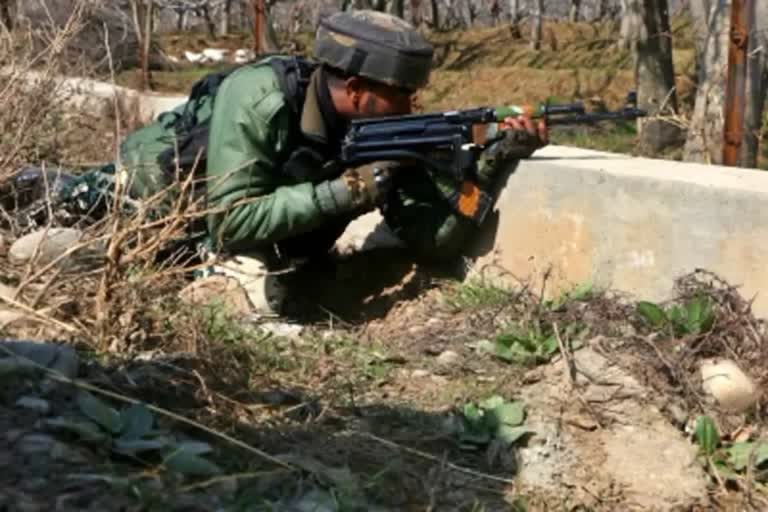 Two militants army man killed in Pulwama encounter  പുല്‍വാമയിലെ ഏറ്റുമുട്ടല്‍  2 തീവ്രവാദികളും ഒരു സൈനികനും കൊല്ലപ്പെട്ടു  പുല്‍വാമയില്‍ സുരക്ഷ സേന  കശ്‌മീര്‍ പണ്ഡിറ്റ് സഞ്ജയ്‌ ശര്‍മ  ശ്രീനഗര്‍ വാര്‍ത്തകള്‍  ശ്രീനഗര്‍ പുതിയ വാര്‍ത്തകള്‍  national news updates  latest news in Srinagar