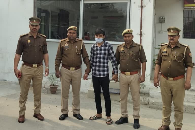 crook arrested carrying reward of Rs 25 thousand