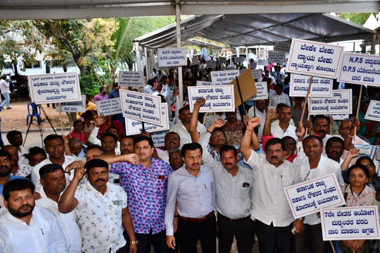 Pay Revision issue  Government meeting failed  employees strike from today  Government employees strike  ಏಳನೇ ಪರಿಷ್ಕೃತ ವೇತನ ಜಾರಿಗಾಗಿ ಪಟ್ಟು ಹಿಡಿದ ನೌಕರರು  ನೌಕರರೊಂದಿಗೆ ಸರ್ಕಾರ ಮಾತುಕತೆ ವಿಫಲ  ಇಂದಿನಿಂದ ರಾಜ್ಯ ಸರ್ಕಾರಿ ನೌಕರರು ಮುಷ್ಕರ  ಅನಿರ್ದಿಷ್ಟಾವಧಿ ಕರ್ತವ್ಯಕ್ಕೆ ಗೈರಾಗಿ ಮುಷ್ಕರ  ಸರ್ಕಾರಿ ನೌಕರರ ಸಂಧಾನ ಸಭೆ ವಿಫಲ  ಬಹುತೇಕ ಸರ್ಕಾರಿ ಸೇವೆಗಳಲ್ಲಿ ವ್ಯತ್ಯಯ  ಇಲಾಖೆಗಳ ಸೇವೆಯಲ್ಲಿ ವ್ಯತ್ಯಯ  ಯಾವ ಸೇವೆಯಲ್ಲಿ ವ್ಯತ್ಯಯ ಇಲ್ಲ  ಸಂಧಾನ ಸಭೆ ವಿಫಲ  ವೇತನ ಪರಿಷ್ಕರಣೆಗೆ ಪಟ್ಟು