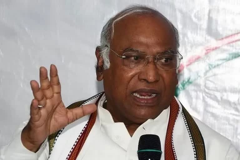 Etv Bharat kharge attacks modi govt on LPG cylinder price hike