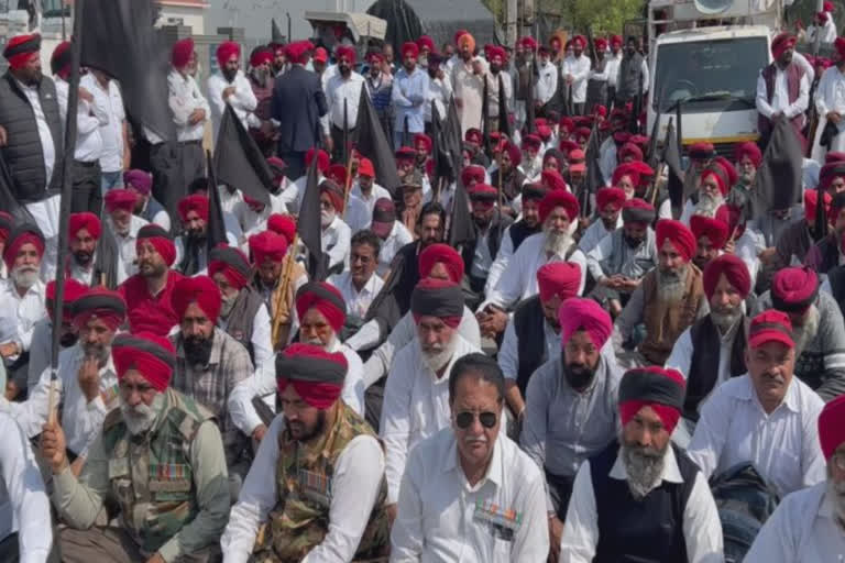 Ex-servicemen demonstrated in front of Chief Minister Bhagwant's residence in Sangrur