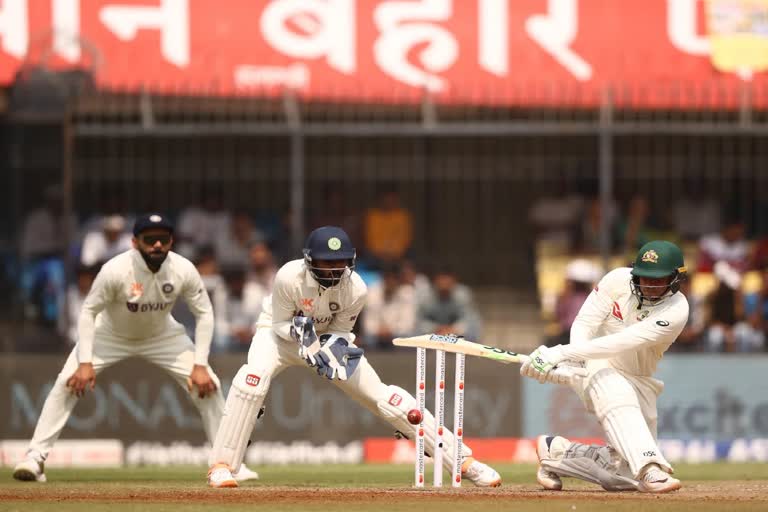 Australian fans arrived on the field with brooms  IND vs AUS  भारत बनाम ऑस्ट्रेलिया  ऑस्ट्रेलियाई फैंस मैसेज  इंदौर टेस्ट  इंदौर टेस्ट पहला दिन  australian fans with brooms  australian fans message