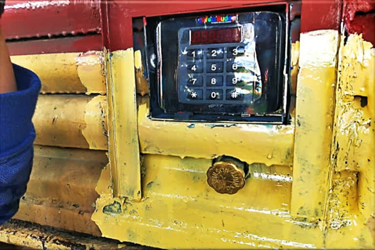 GPS electronic lock to secure railway parcel vans and freight wagons