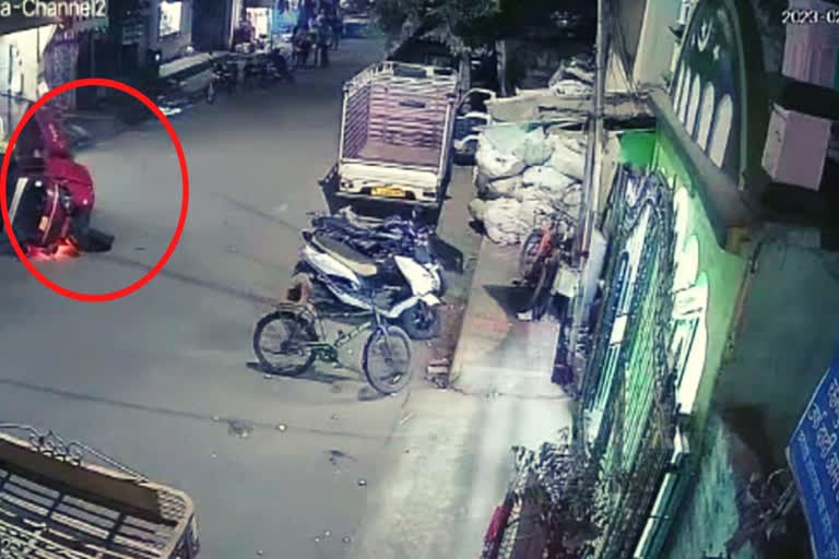 Surat News : ફિલ્મી સ્ટાઈલમાં ટેમ્પો પલટી માર્યો, ત્રણ લોકોના આબાદ બચાવ CCTVમાં કેદ થયા