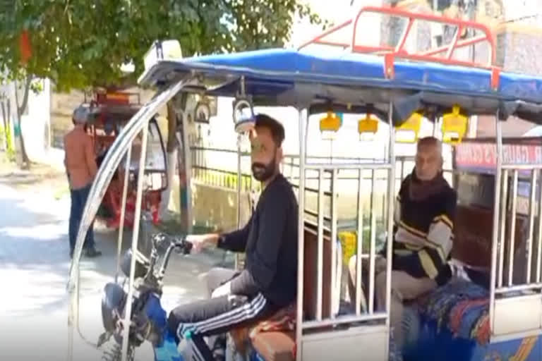 Gurdaspur e-rickshaw driver young happy set an example by giving free travel