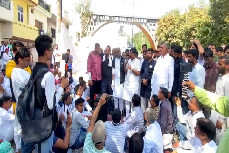 Sarpanchs protest at Panchkula border Sarpanches protest in Panchkula protest against e -tendering in Haryana