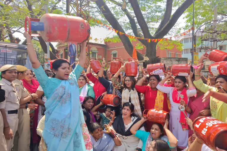 congress-mahila-morcha-protest-against-gas-price-hike-in-bengaluru