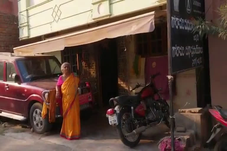 Lawyer Who Locked His Wife In A Dark Room  Lawyer Locked His Wife In for eleven years  Lawyer Locked His Wife  ഭാര്യയെ ഇരുട്ടു മുറിയില്‍ പൂട്ടിയിട്ടു  ഭിഭാഷകനായ ഗോദാവരി മധുസൂദനന്‍  സായി സുപ്രിയ  പൊലീസ്