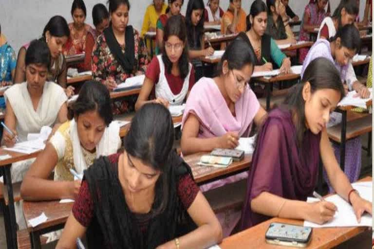 Etv BharatMother daughter together appear for graduation exam in Bengals Purulia