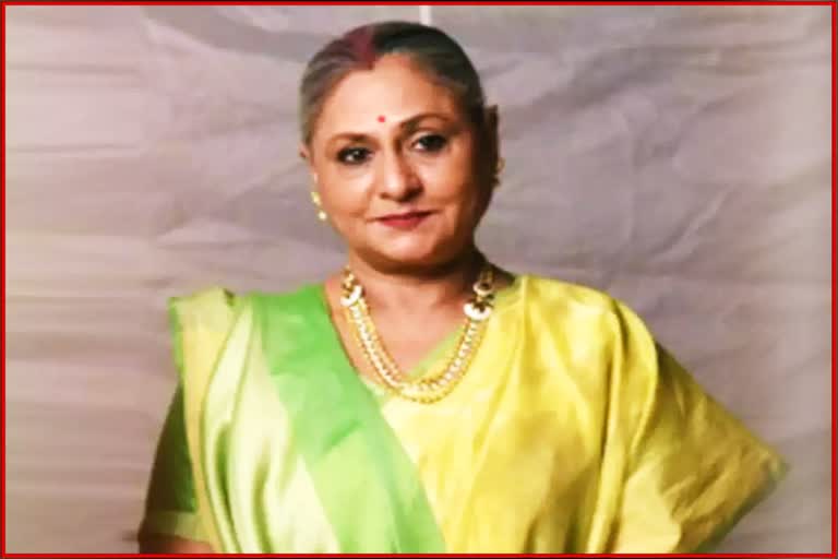 Jaya Bachchan obliges paparazzi